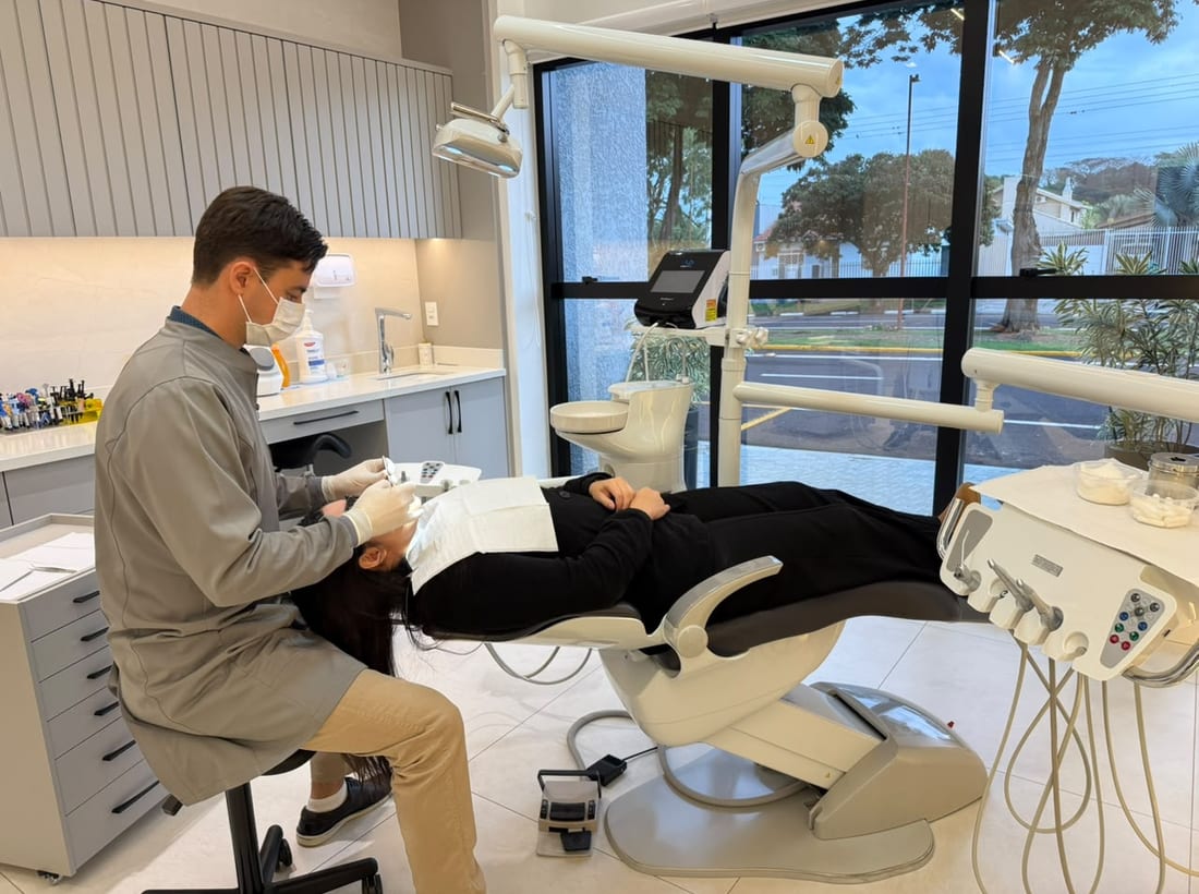 Dr. Thiago Nonis durante atendimento odontológico